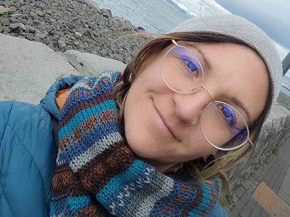 Frau-mit-Brille,-Schal-und-Mütze