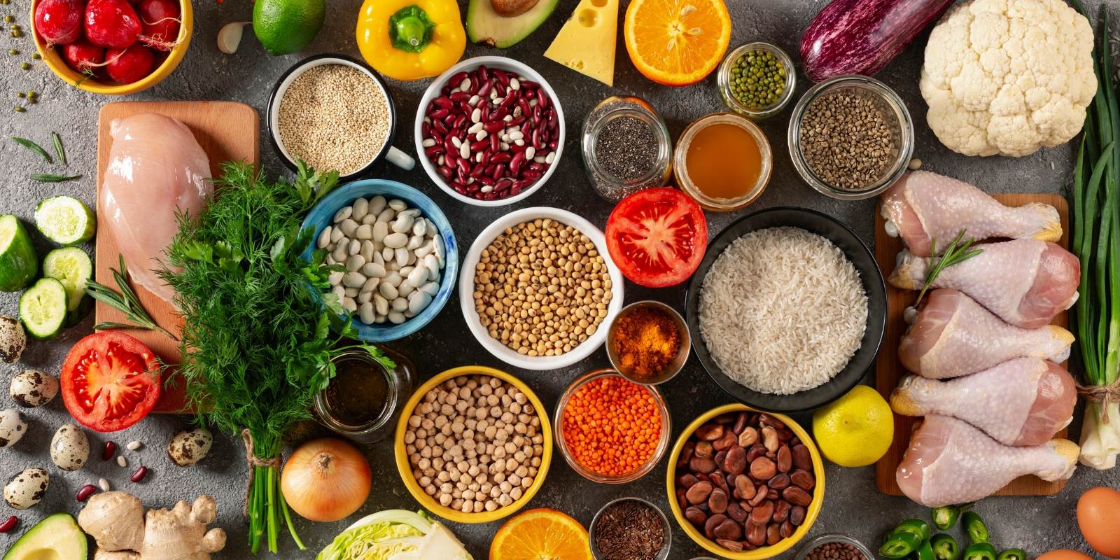 Diverse Früchte, Gemüse, Fleisch, Eier auf einem Tisch