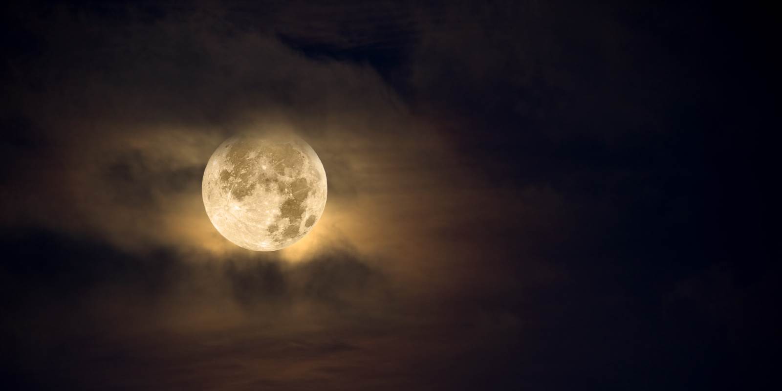 Nacht mit Mond am Himmel