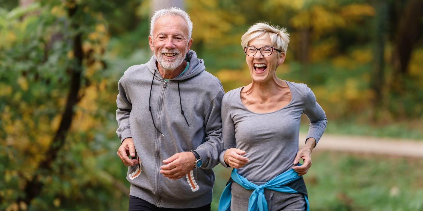 älteres Paar joggt