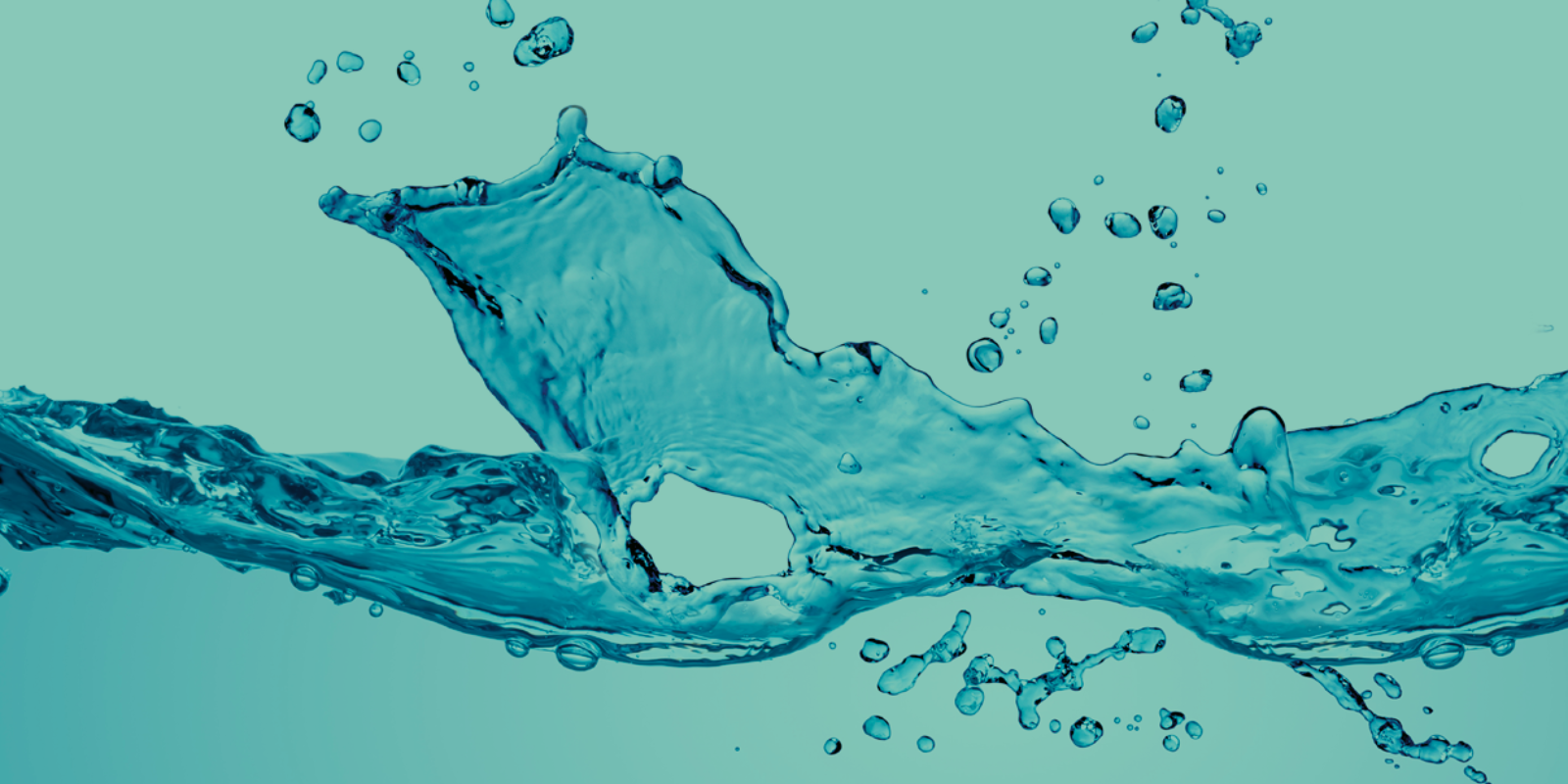 Wasser vor hellblauem Hintergrund zu Hebammen-Podcast betreffend Pflanzenwasser.