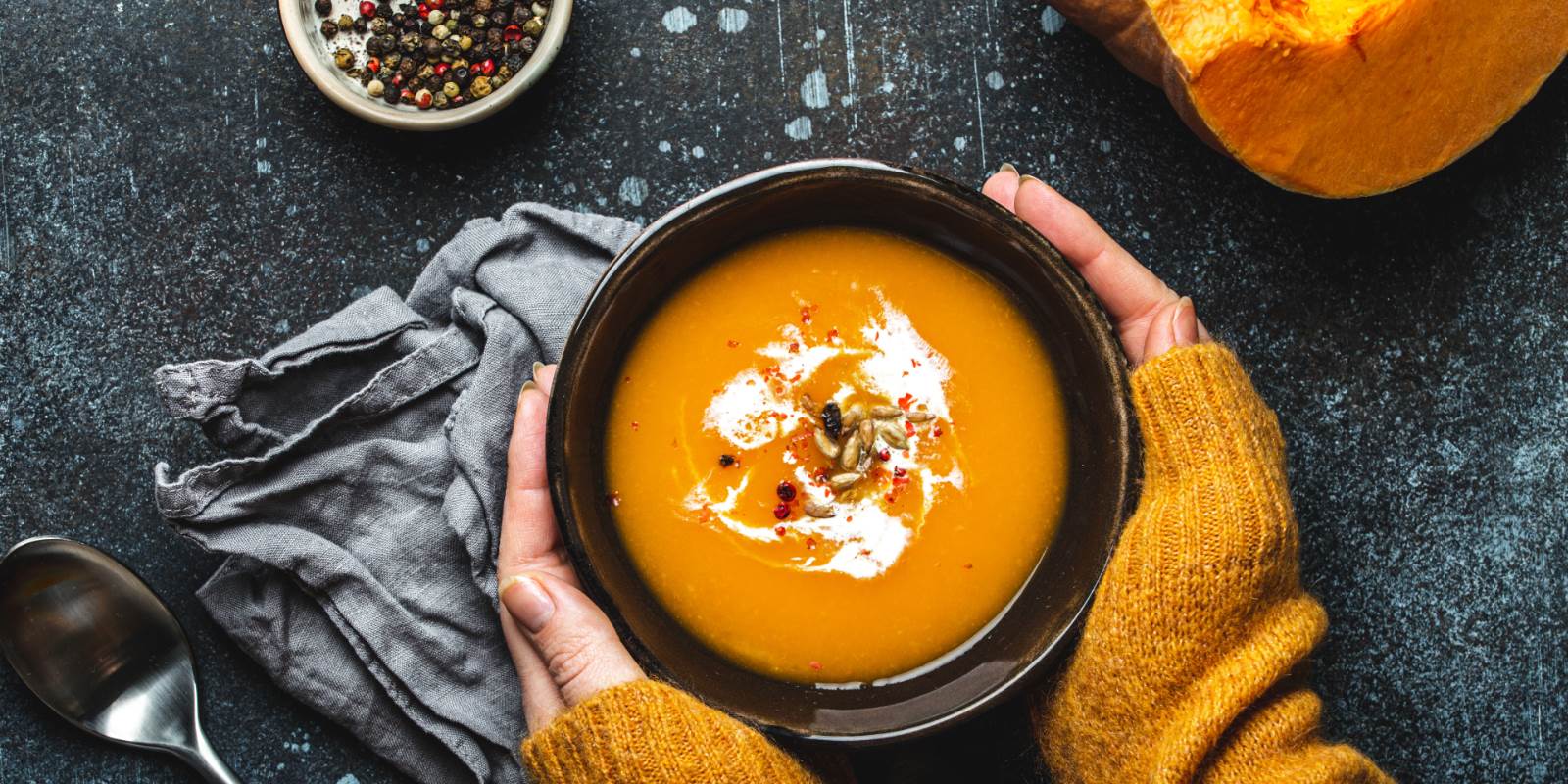 kuerbissuppe mit haenden