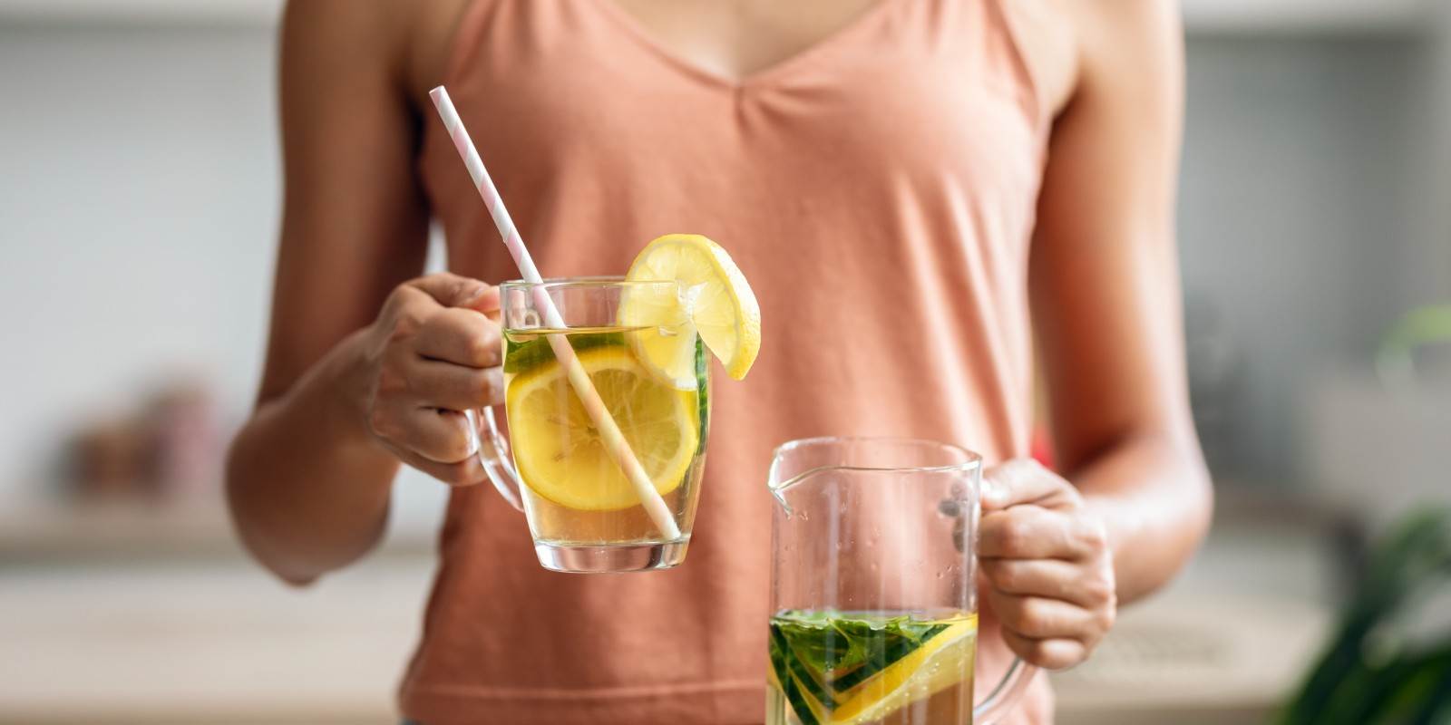 Frau mit Glas in der Hand