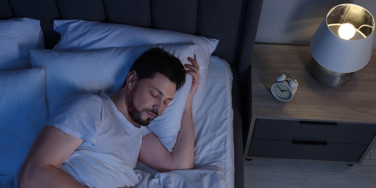 Mann der schläft im Bett