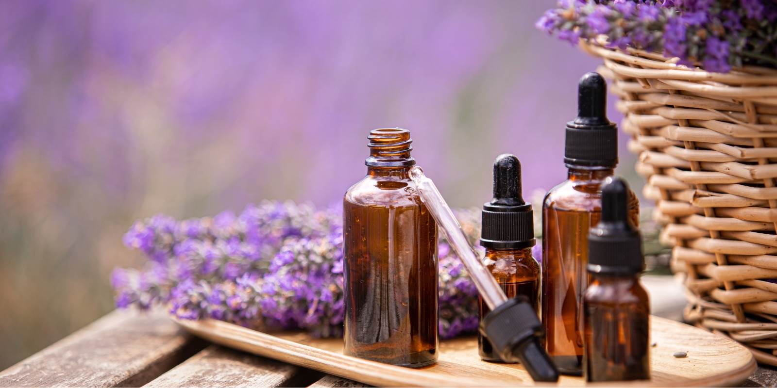 aromatherapie mit Lavendel-öl Flasche auf einem Tisch
