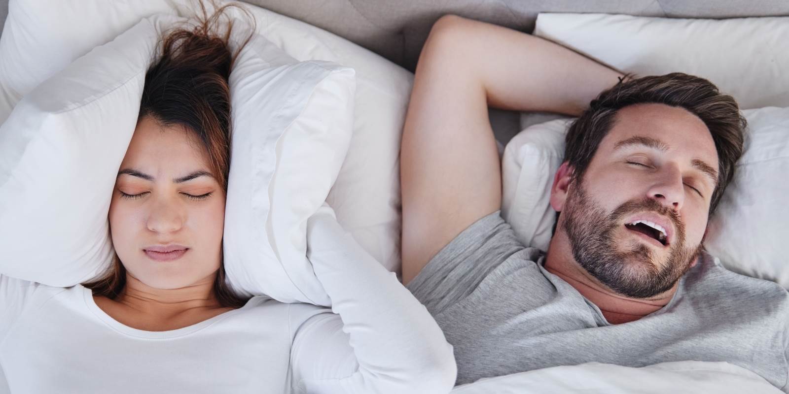 Mann und Frau im Bett