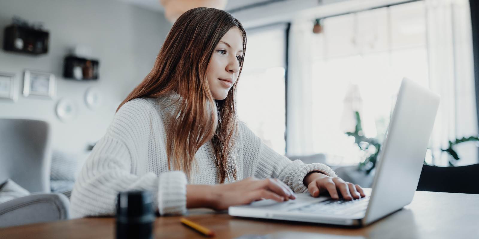 E-Learning, junge Frau am Laptop